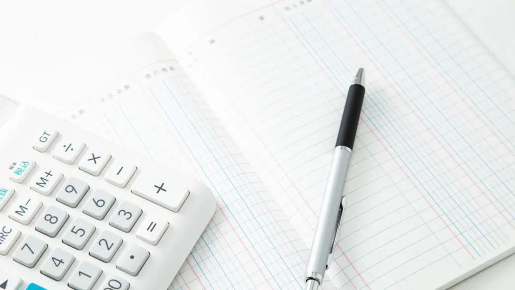 kalkulator, długopis i notes