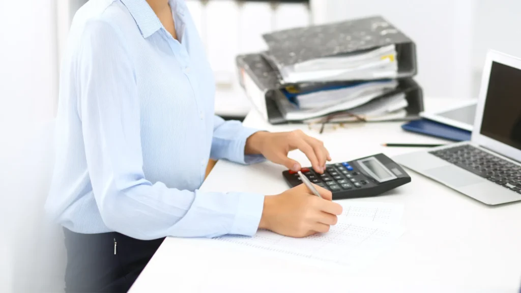 księgowa w pracy w biurze rachunkowym