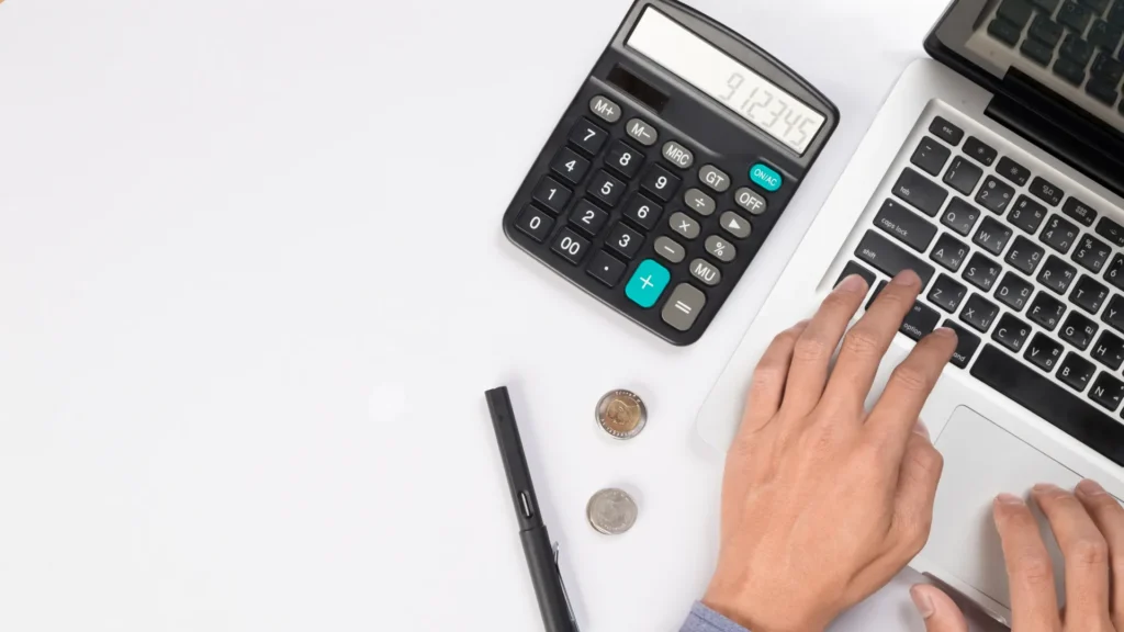 pełna księgowość wykonywana przez księgową w pracy